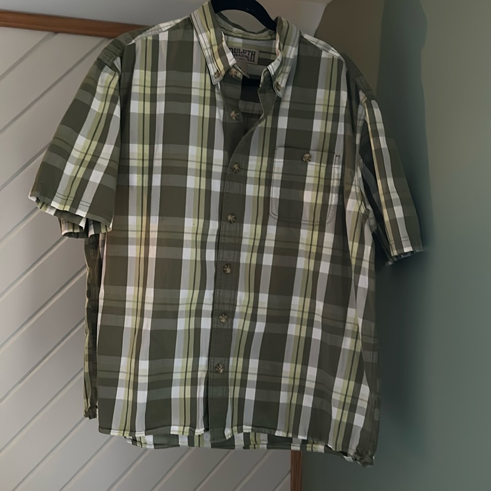 Like new men’s Green plaid short sleeve button down. Size large